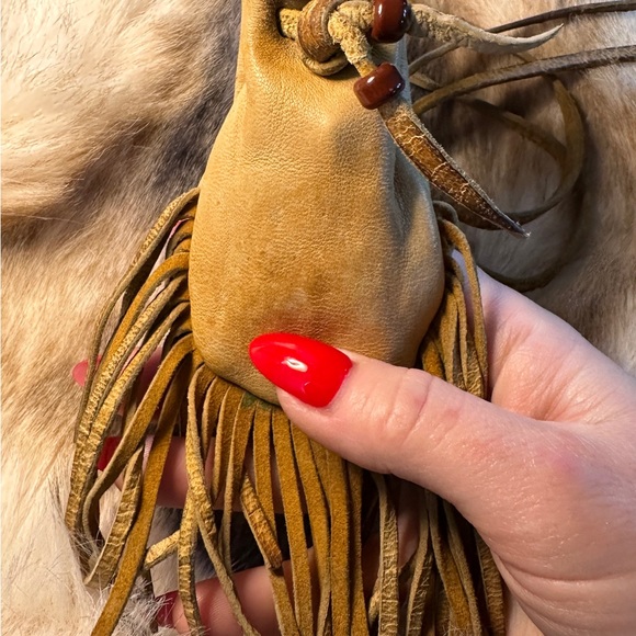 18th Century Native American Leather Medicine Bag & Brown Bess Flints - Picture 9 of 10